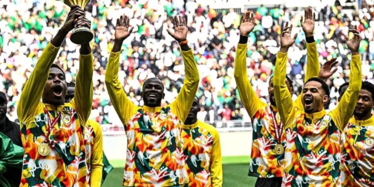 Para pemain timnas Senegal menunjukkan Piala Afrika