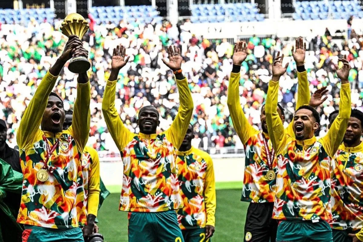 Para pemain timnas Senegal menunjukkan Piala Afrika