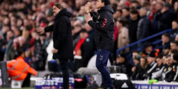 Pelatih Sunderland Regis Le Bris (kanan)