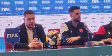 Pelatih timnas Bulgaria Aleksandar Dimitrov (kiri)