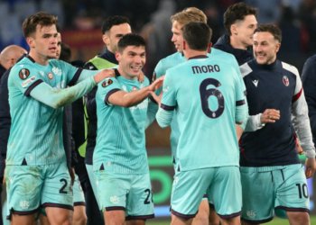 Pemain pengganti Bologna Nicolo Cambiaghi (tengah)