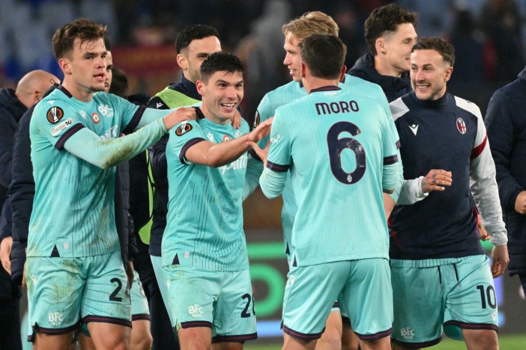 Pemain pengganti Bologna Nicolo Cambiaghi (tengah)