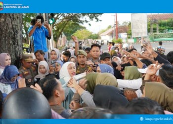 Zita Anjani jalan membagikan takjil kepada masyarakat. (Foto:Kominfo Lamsel)