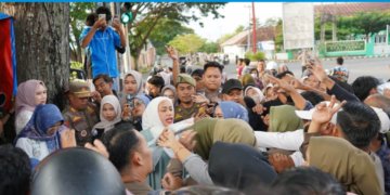 Zita Anjani jalan membagikan takjil kepada masyarakat. (Foto:Kominfo Lamsel)