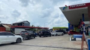 Harga BBM Diperkirakan Naik Besok, Antrean Panjang Terlihat di Sejumlah SPBU Bandar Lampung