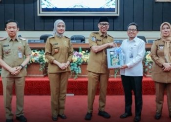 Pemerintah Provinsi Lampung menerima Laporan Eksekutif Daerah (LED) Semester II Tahun 2025 dari Badan Pengawasan Keuangan dan Pembangunan (BPKP) Lampung. Laporan tersebut diserahkan langsung oleh Kepala Perwakilan BPKP Provinsi Lampung Agus Setiyawan kepada Gubernur Lampung Rahmat Mirzani Djausal. Dok ADPIM Lampung