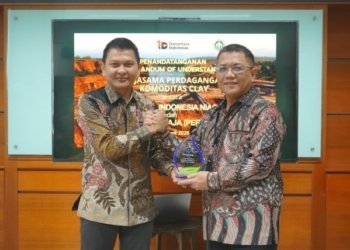 Semen Baturaja dan Pupuk Indonesia Niaga Sepakati Kerja Sama White Clay