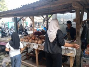Jelang Lebaran, Tempat Penggilingan Kelapa di Pasar Bumi Daya Diserbu Warga