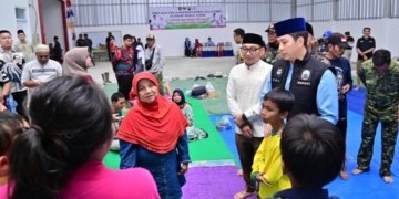 Bupati Egi meninjau lokasi pengungsian warga terdampak banjir di Jatiagung, Lampung Selatan.