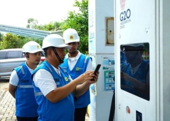 General Manager PLN UID Lampung, Rizky Mochamad, melakukan pengecekan langsung pada salah satu Stasiun Pengisian Kendaraan Listrik Umum (SPKLU) guna memastikan fasilitas pengisian kendaraan listrik siap beroperasi dengan optimal dalam mendukung kelancaran perjalanan pemudik pengguna EV.