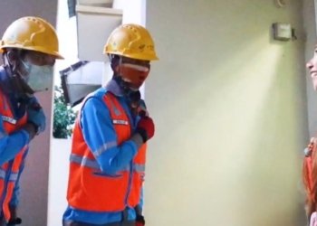 Ilustrasi petugas PLN melayani sepenuh hati, memastikan pasokan listrik tetap andal agar masyarakat dapat merayakan Idulfitri dengan aman dan nyaman.