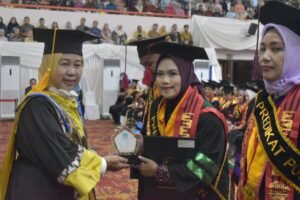 Adilla, Wisudawan Muda Ukir Standar Baru Akademik
