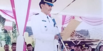 Suhendar Zuber kembali mencuri perhatian dalam upacara peringatan HUT ke-29 Kabupaten Tanggamus di Lapangan Merdeka Kotaagung.