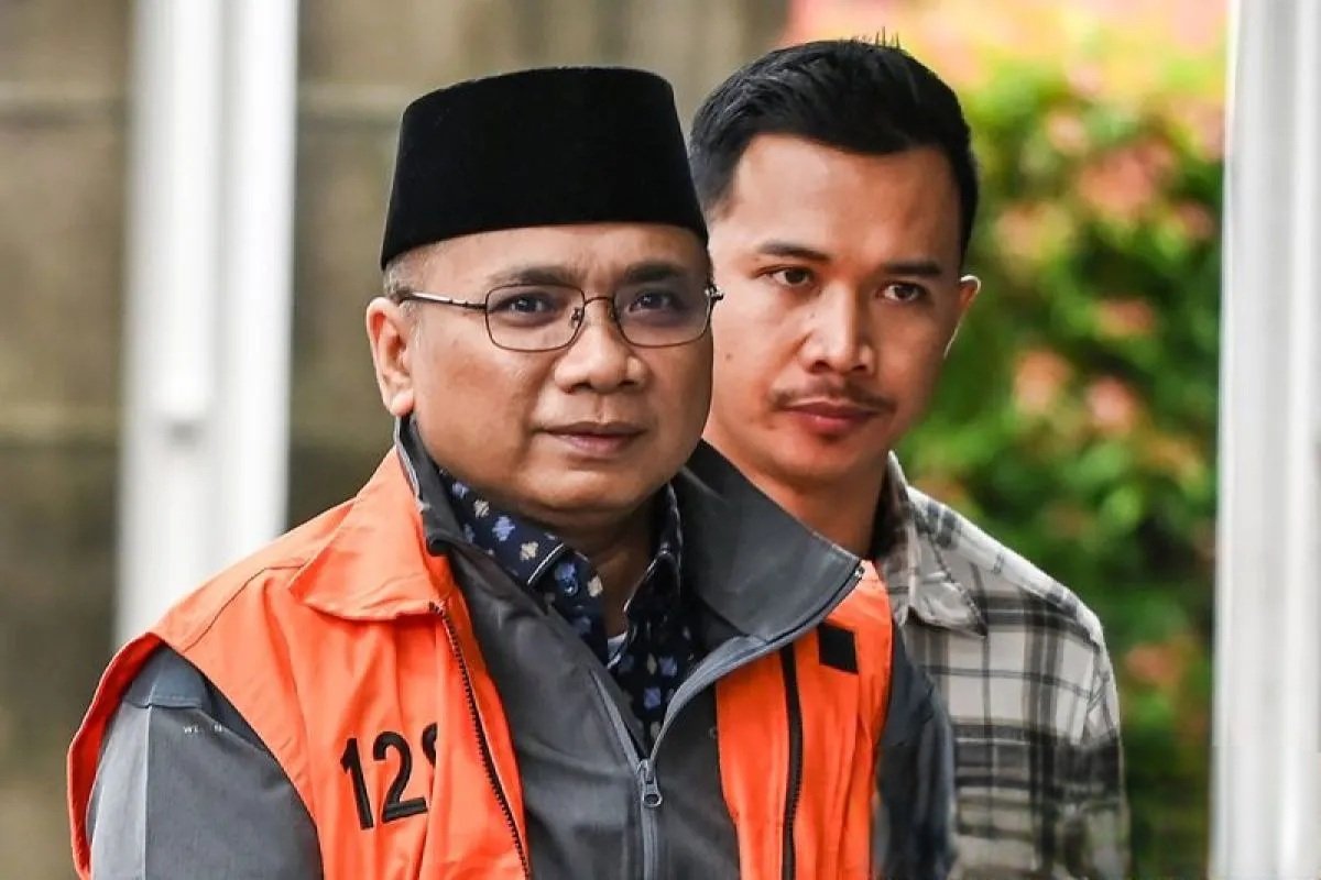 Tersangka kasus dugaan korupsi kuota haji dan penyelenggaraan ibadah haji Yaqut Cholil Qoumas (kiri) kembali ke rumah tahanan (rutan) KPK setelah menjalani tahanan rumah pada (19/3), Jakarta, Selasa (24/3/2026). ANTARA FOTO/Fakhri Hermansyah/agr/aa. (ANTARA FOTO/FAKHRI HERMANSYAH)