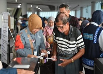 Petugas sedang melayani masyarakat yang menggunakan moda penyeberangan. Dok ASDP.
