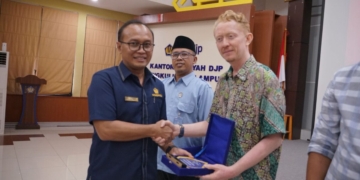 Kepala Kanwil DJP Bengkulu dan Lampung, Sigit Danang Joyo memberikan penghargaan kepada Pemimpin Redaksi Lampung Post pada acara media gathering, Rabu (4/3).