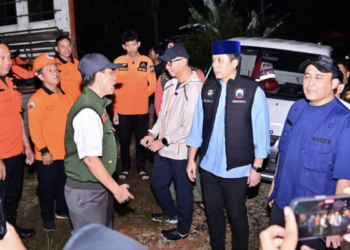 Bupati Lampung Selatan Radityo Egi Pratama bersama jajarannya saat meninjau lokasi banjir di Kecamatan Jati Agung. ANTARA