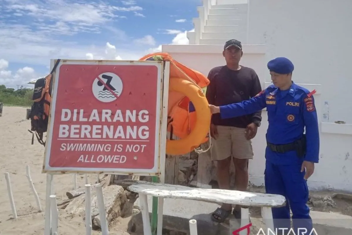 Sejumlah anggota kepolisian resor Lampung Selatan saat memberikan imbauan kepada wisatawan tentang bahaya arus laut saat bermain di pantai. ANT