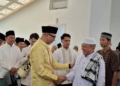 Gubernur Lampung Rahmat Mirzani Djausal saat bersilaturahmi dengan masyarakat setelah salat Idul Fitri 2026. (ANTARA