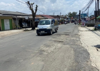 Jalan berlubang di Jalan Ratu Di Balau, Kecamatan Tanjung Senang, Bandar Lampung, Senin (9/3)