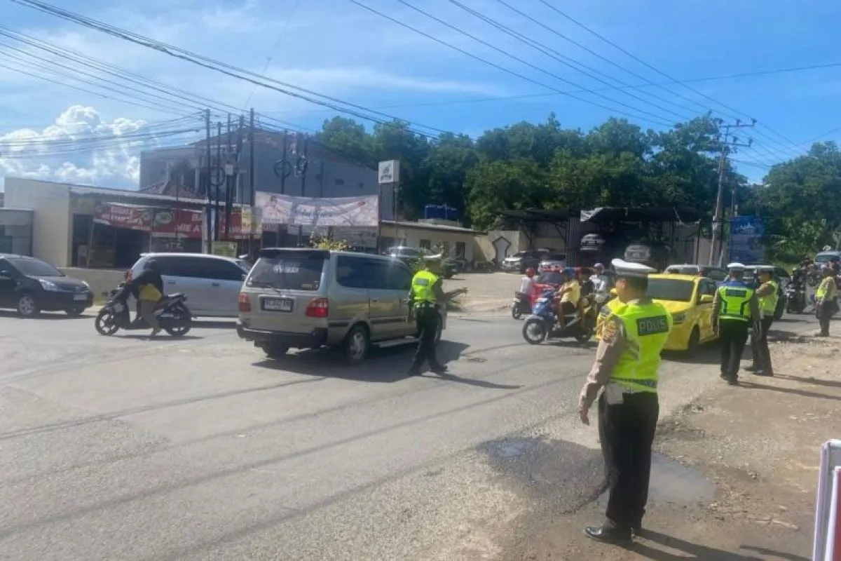 Personel Polresta Bandarlampung sedang mengatur arus lalu lintas menuju lokasi wisata.