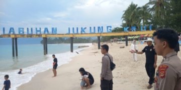 Polsek Pesisir Tengah melaksanakan kegiatan monitoring keamanan kawasan objek wisata Pantai Labuhan Jukung, Kecamatan Pesisir Tengah, Kabupaten Pesisir Barat, Minggu, 29 Maret 2026. Dok Polisi