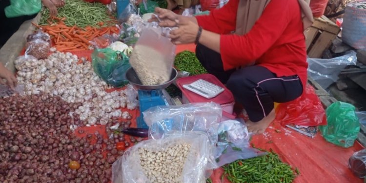 Pedagang kacang tanah di Pasar Bumi Daya Palas Lampung Selatan. (Lampost/Intan)