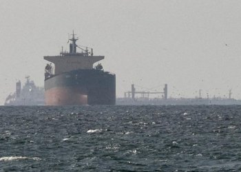 Sebuah kapal tanker minyak Thailand berhasil melewati selat setelah koordinasi diplomatik dengan Iran, Rabu (25/3/2026). Hal ini terjadi sehari setelah Iran memberi tahu Dewan Keamanan PBB dan Organisasi Maritim Internasional bahwa hanya “kapal yang tidak bermusuhan” yang diperbolehkan melintas setelah berkoordinasi dengan otoritas Iran. Foto: REUTERS/Stringer