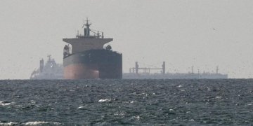 Sebuah kapal tanker minyak Thailand berhasil melewati selat setelah koordinasi diplomatik dengan Iran, Rabu (25/3/2026). Hal ini terjadi sehari setelah Iran memberi tahu Dewan Keamanan PBB dan Organisasi Maritim Internasional bahwa hanya “kapal yang tidak bermusuhan” yang diperbolehkan melintas setelah berkoordinasi dengan otoritas Iran. Foto: REUTERS/Stringer