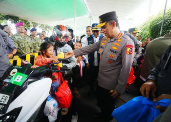 Kapolri Jenderal Pol. Listyo Sigit Prabowo menyapa pemudik motor yang menyeberang di Pelabuhan Penyeberangan Bakauheni, Lampung, Sabtu (28/3/2026). ANTAR