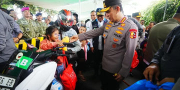 Kapolri Jenderal Pol. Listyo Sigit Prabowo menyapa pemudik motor yang menyeberang di Pelabuhan Penyeberangan Bakauheni, Lampung, Sabtu (28/3/2026). ANTAR