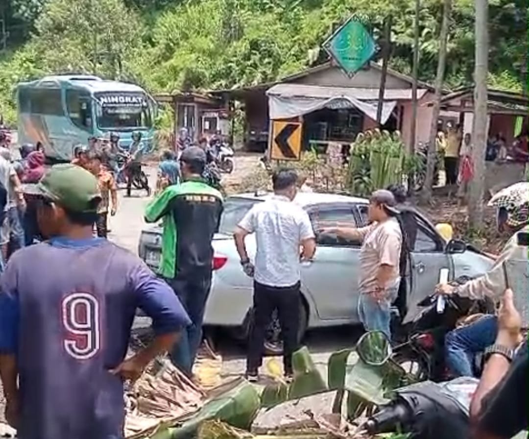 Kecelakaan lalu lintas terjadi di Jalan Raya Pekon Kampung Baru, Kecamatan Kotaagung Timur, Kabupaten Tanggamus, Kamis, 12 Maret 2026 sekitar pukul 12.20 WIB. (tangkapan layar video warga)