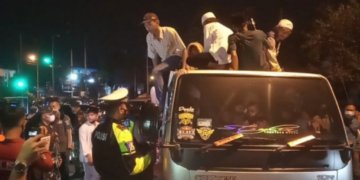 Polisi menertibkan konvoi keliling. (ANT)