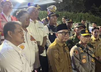 Gubernur Lampung Rahmat Mirzani Djausal bersama jajarannya saat konferensi pers di Pelabuhan Bakauheni, Senin (16/3/2026). ANTARA