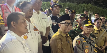 Gubernur Lampung Rahmat Mirzani Djausal bersama jajarannya saat konferensi pers di Pelabuhan Bakauheni, Senin (16/3/2026). ANTARA