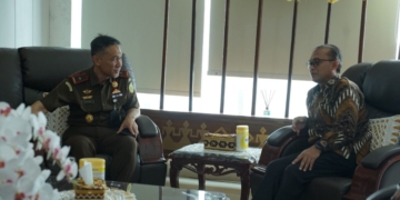 Kakanwil Direktorat Jenderal Pajak Bengkulu dan Lampung, Sigit Danang Joyo, beraudiensi dengan Kepala Kejaksaan Tinggi Lampung, Danang Suryo Wibowo, di ruang kerja Kajati, Selasa (3/3).