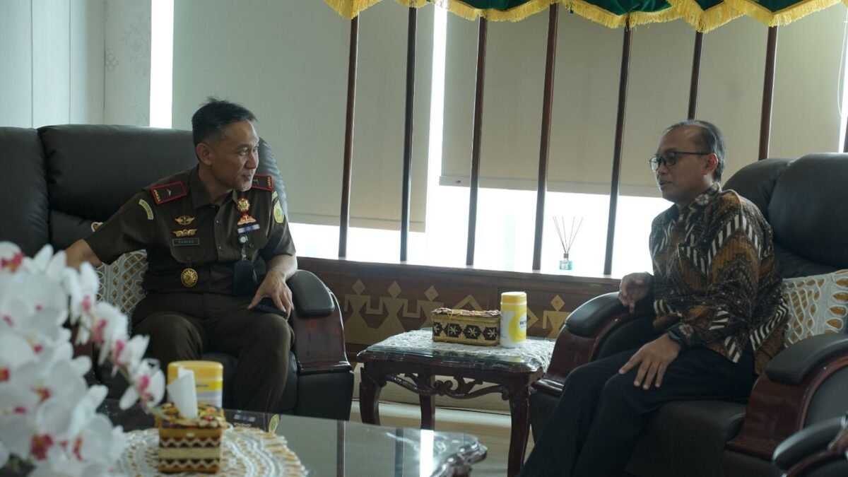 Kakanwil Direktorat Jenderal Pajak Bengkulu dan Lampung, Sigit Danang Joyo, beraudiensi dengan Kepala Kejaksaan Tinggi Lampung, Danang Suryo Wibowo, di ruang kerja Kajati, Selasa (3/3).