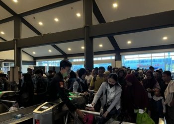 Ribuan penumpang pejalan kaki menumpuk di ruang tunggu dermaga reguler Pelabuhan Bakauheni Lampung pada Selasa. ANTARA