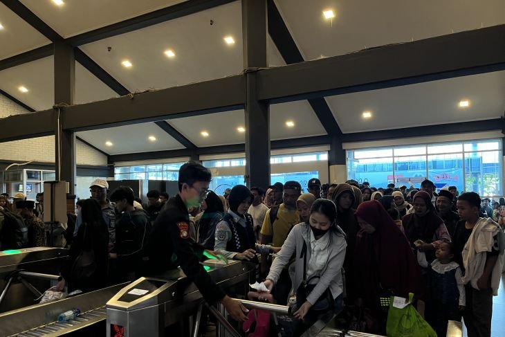 Ribuan penumpang pejalan kaki menumpuk di ruang tunggu dermaga reguler Pelabuhan Bakauheni Lampung pada Selasa. ANTARA