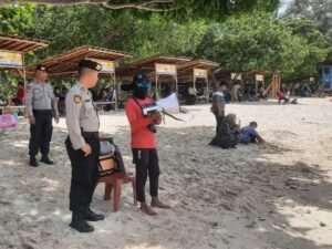 Polisi Patroli Wisata Pantai di Kalianda Ingatkan Jaga Keselamatan