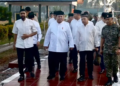 Presiden Prabowo Subianto (dua kiri) didampingi oleh Gubernur Aceh Muzakir Manaf (kiri) dan Menteri Dalam Negeri Tito Karnavian (dua kanan) tiba di Masjid Darussalam, Kabupaten Aceh Tamiang, Provinsi Aceh, Sabtu (21/3/2026). (ANTARA/