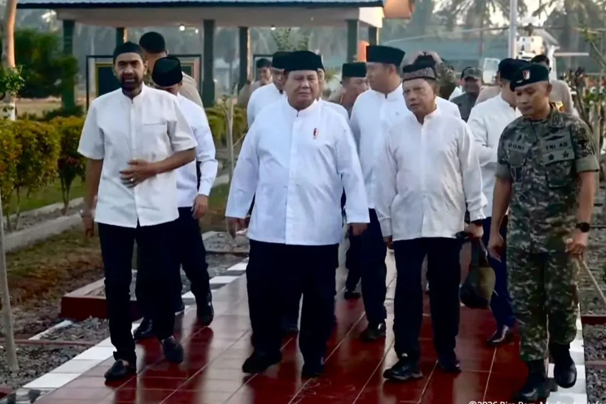 Presiden Prabowo Subianto (dua kiri) didampingi oleh Gubernur Aceh Muzakir Manaf (kiri) dan Menteri Dalam Negeri Tito Karnavian (dua kanan) tiba di Masjid Darussalam, Kabupaten Aceh Tamiang, Provinsi Aceh, Sabtu (21/3/2026). (ANTARA/