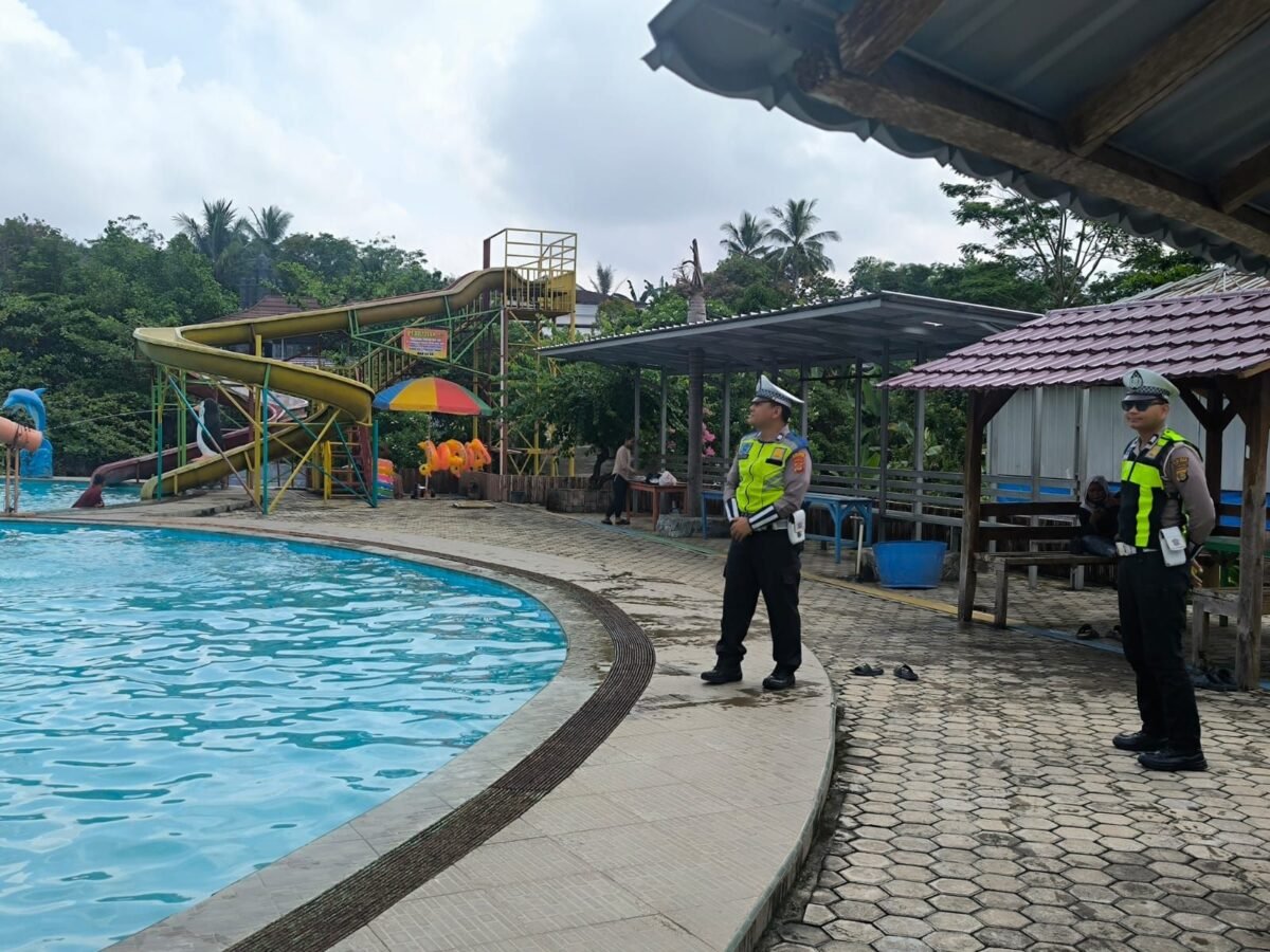 Polisi melakukan kegiatan pengamanan strategis, Minggu, 29 Maret 2026, di Wisata Waterboom Taman Bahagia, Kecamatan Menggala Timur. Dok Polisi
