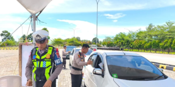 Personel Polres Lampung Selatan saat melakukan skrining tiket terhadap kendaraan pemudik yang menuju Pelabuhan Bakauheni. ANTARA