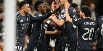 skuad real madrid rayakan gol