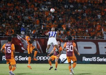 suasana laga borneo fc vs persib bandung