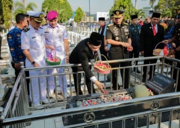 Tabur bunga mewarnai peringatan HUT ke-62 Provinsi Lampung. (Adpim)