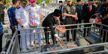 Tabur bunga mewarnai peringatan HUT ke-62 Provinsi Lampung. (Adpim)