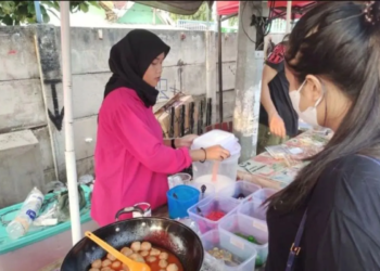 Warga Bandarlampung sedang berburu takjil di bulan Ramadhan