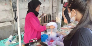 Warga Bandarlampung sedang berburu takjil di bulan Ramadhan